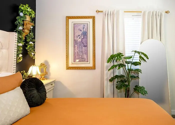 Villa Golden - King Bed & Swimming Pool!