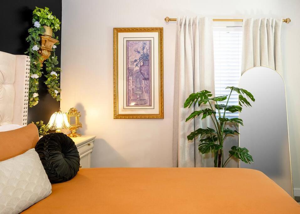 Golden - King Bed & Swimming Pool!