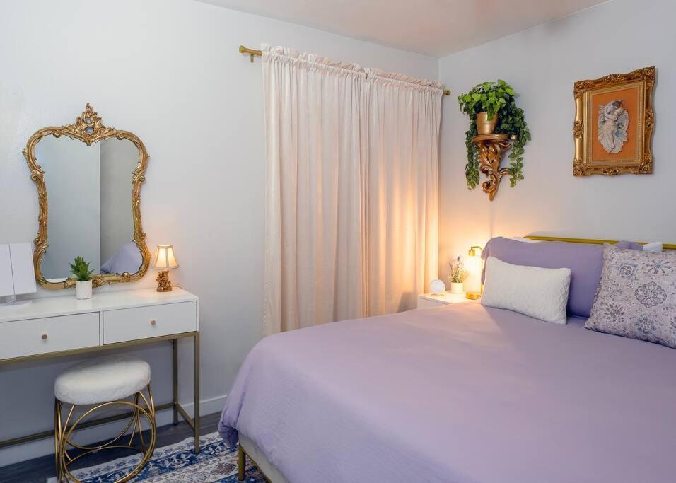 Golden - King Bed & Swimming Pool! Villa
